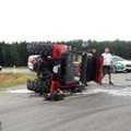 Prie Paluknio „Toyota Prius“ apvertė traktorių, automobilio vairuotojas sveikas, o traktorininkas ligoninėje