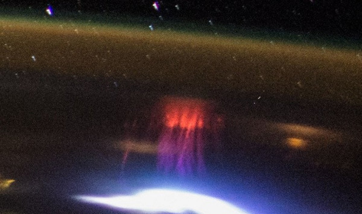 Raudonojo žaibo vaizdas iš kosmoso