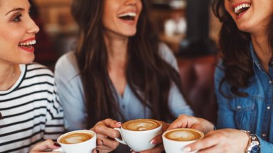 Apžvelgė 10 populiarių kavos gėrimų: kur daugiausia kofeino, kuri naudingiausia, o kuri daugelio mėgstama kava yra viena kenksmingiausių