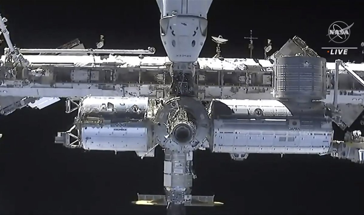 „SpaceX“ kapsulė „Crew Dragon Endeavour“ šeštadienio rytą prisijungė prie Tarptautinės kosminės stoties