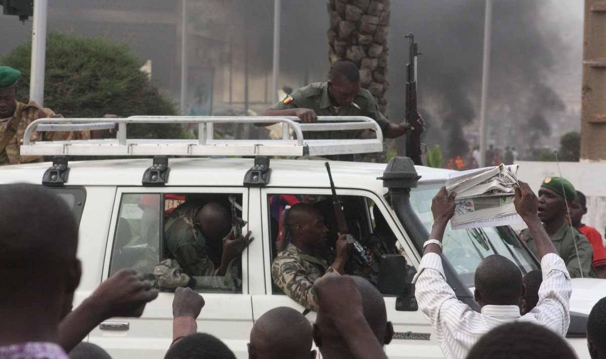 Malio kareiviai skelbia perėmę valdžią