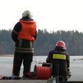 Пожарные-спасатели жителям: по такому льду ходить запрещено