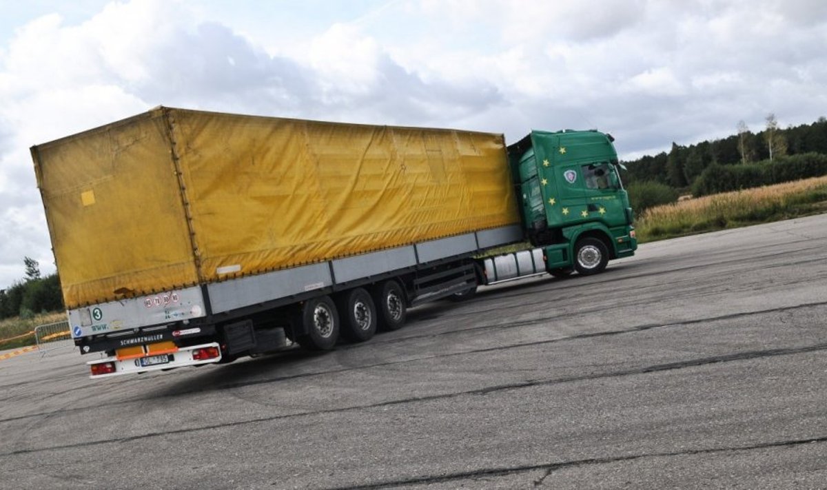 Tolimųjų reisų krovininių automobilių ir tarpmiestinių autobusų vairuotojų konkursas