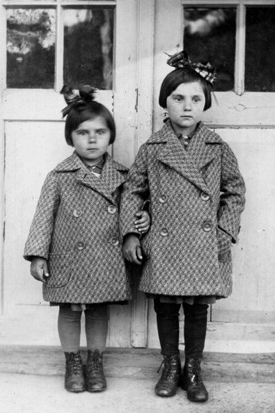 Aldona (kairėje) ir Laimutė Bagdonavičiūtės mokėjo saugoti šeimos paslaptis. 1934 m.