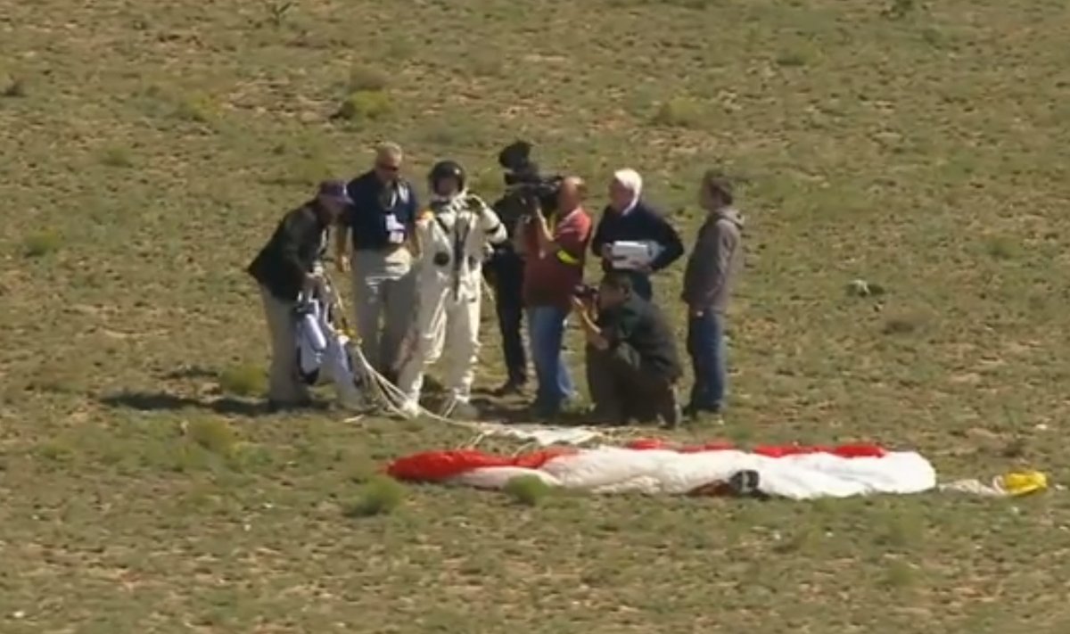 Felixas Baumgartneris po sėkmingo šuolio iš 39 kilometrų aukščio