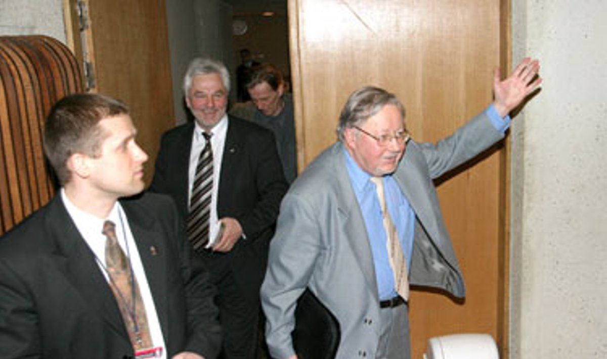 Savivaldybės pirmo aukšto salėje europarlamentarą Vytautą Landsbergį, pristačiusį knygą „Nusidėjome apsileidimais“, plojimais sutiko būrys panevėžiečių.
