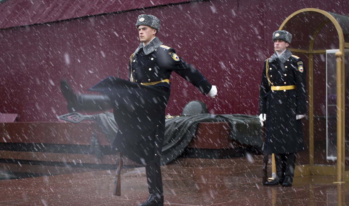 Change of guard near the Kremlin