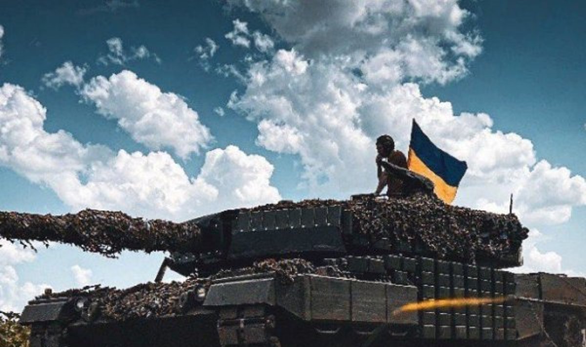 Ukrainos tankas Leopard 2 su papildoma Kontakt 1 apsauga