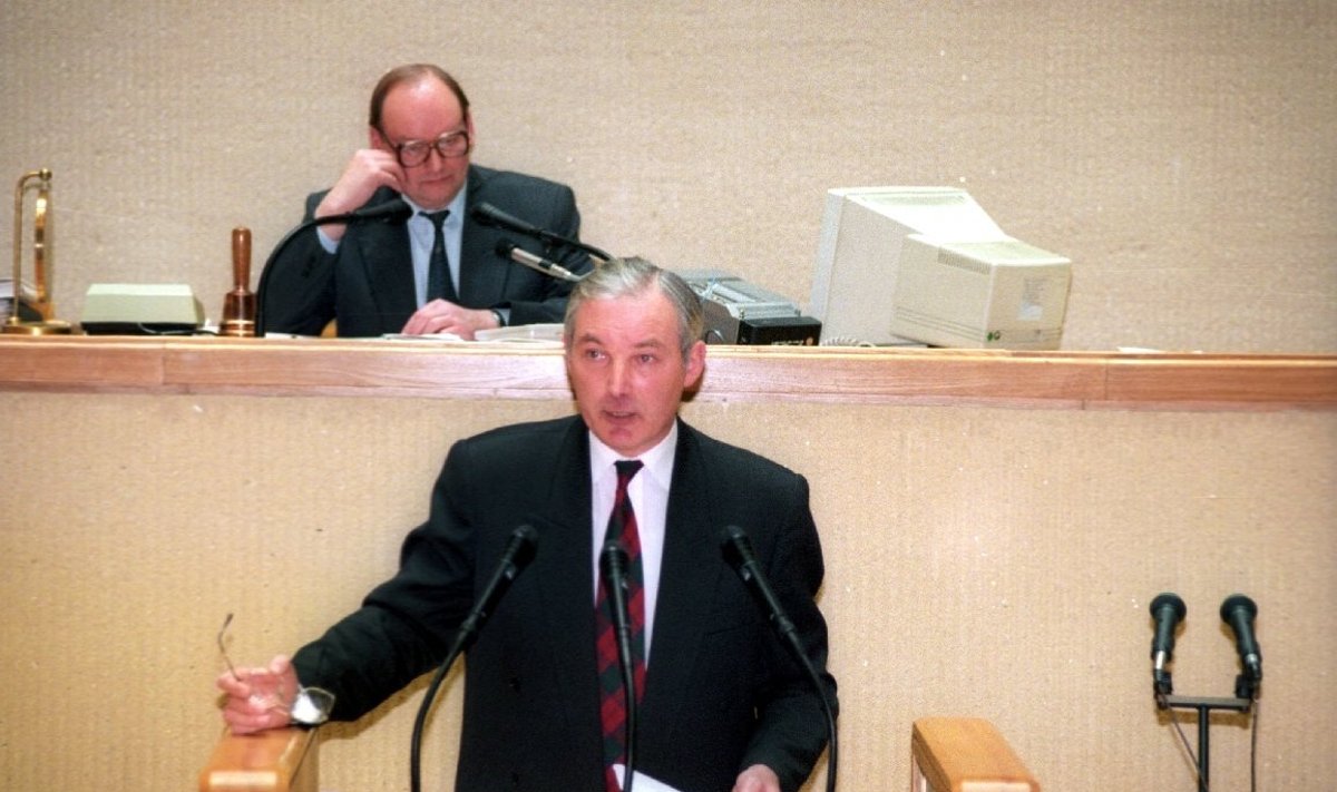 Vilnius, 1995 m. lapkričio 14 d. (ELTA). Kalba Ministras Pirmininkas Adolfas Šleževičius. Seimas svarstė opozicinių partijų pareiškimą dėl nepasitikėjimo Vyriausybe. 