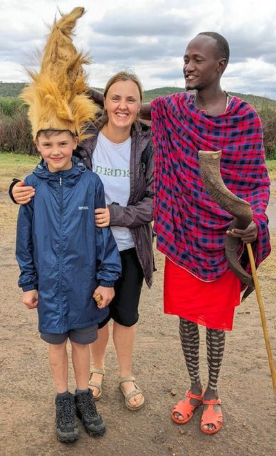 Su Masajų genties atstovu ir ritualine kepure iš liūto karčių.