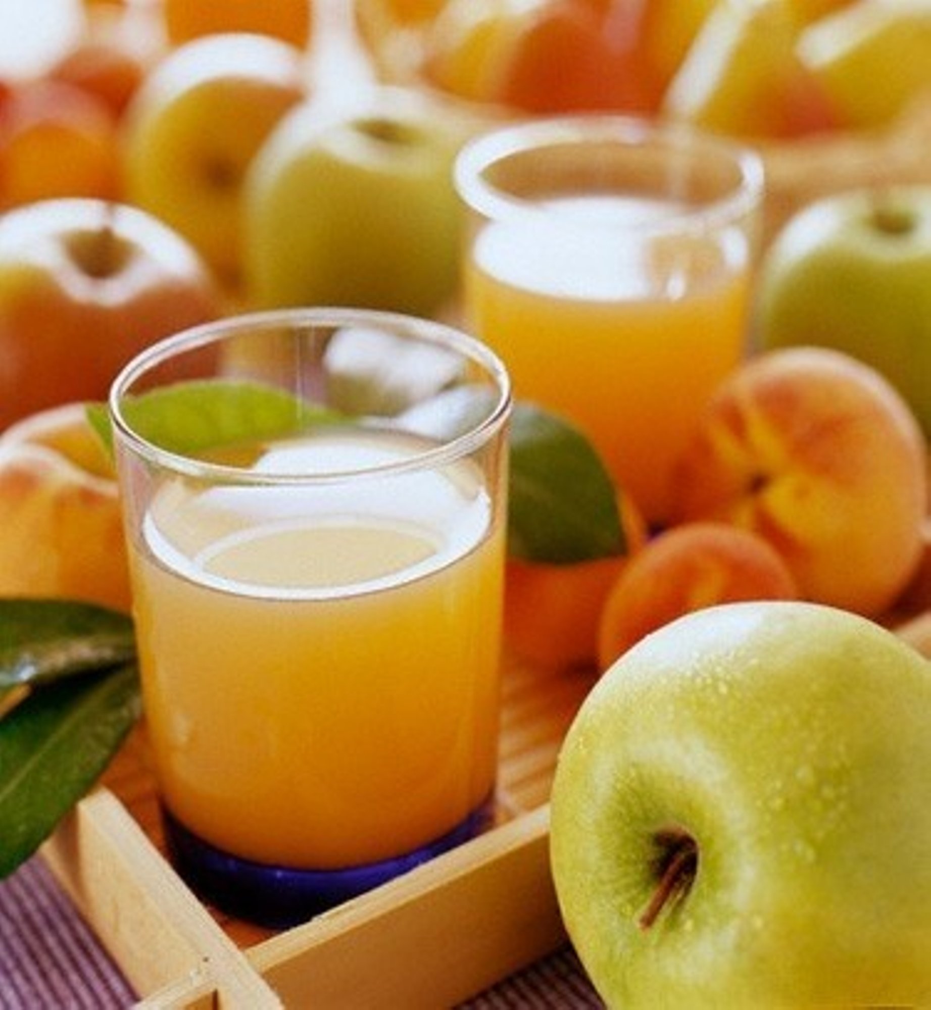 Пить соки для здоровья. Яблочный сок. Жилочный сок. Сок фруктовый осветленный. Свежевыжатый яблочный сок.