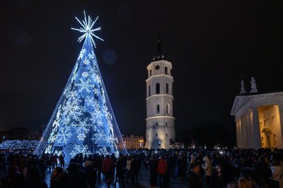 Vilnius, 2021 m. lapkričio 27 d. (ELTA). Vilniaus Katedros aikštėje įžiebta kalėdinė eglė. Dainiaus Labučio (ELTA) nuotr.