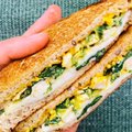 Traškus sumuštinis su špinatais ir mocarela – ne tik pusryčiams
