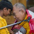 Шутник или растлитель малолетних? Видео Далай-ламы с мальчиком вызвало возмущение и споры