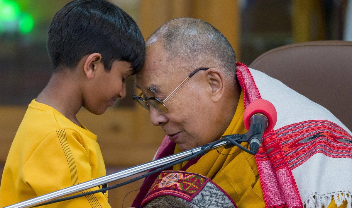 Dalai Lama atsiprašė bučiavęs berniuką ir paprašęs jo „čiulpti liežuvį“