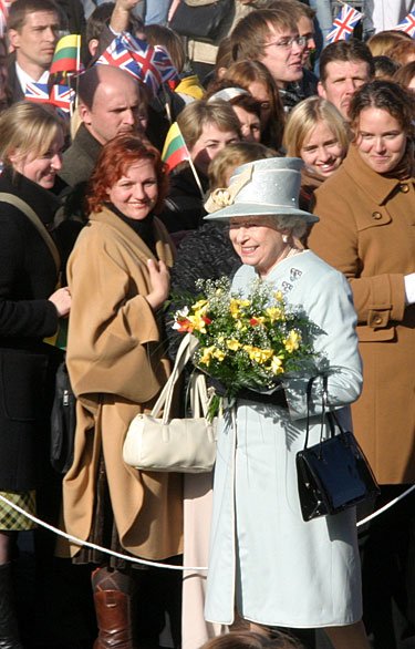 Karalienė Elžbieta II Rotušės aikštėje bendravo su žmonėmis