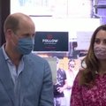 Beigelių kepyklėlėje apsilankę princas Williamas ir Kate Middleton minkė tešlą