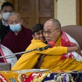 Dalai Lama atsiprašė bučiavęs mažą berniuką ir paprašęs jo „čiulpti liežuvį“