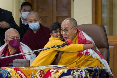 Dalai Lama atsiprašė bučiavęs berniuką ir paprašęs jo „čiulpti liežuvį“