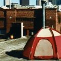 Stovyklavimas gamtoje neiškeliant kojos iš miesto – palapines galima statyti ir ant namų stogų