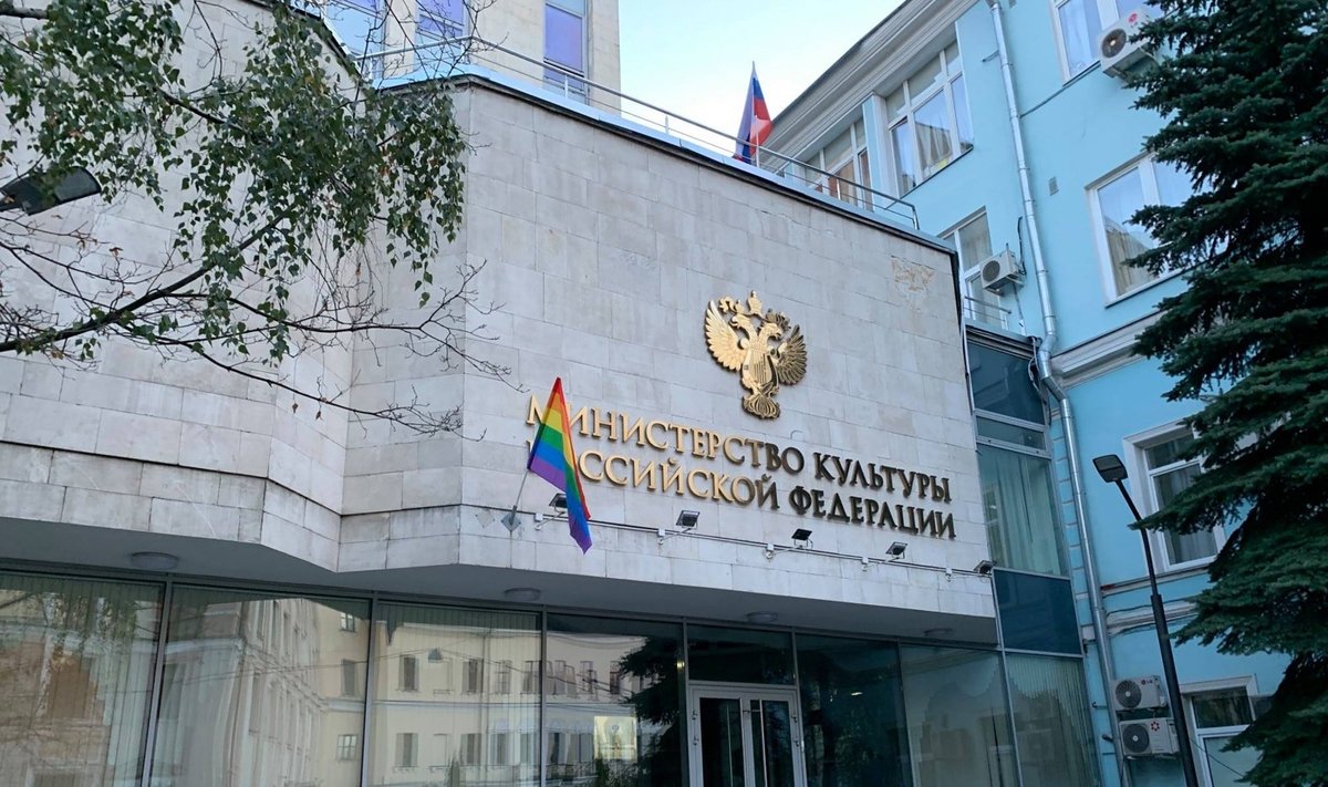 LGBT vėliava prie Rusijos Kultūros ministerijos