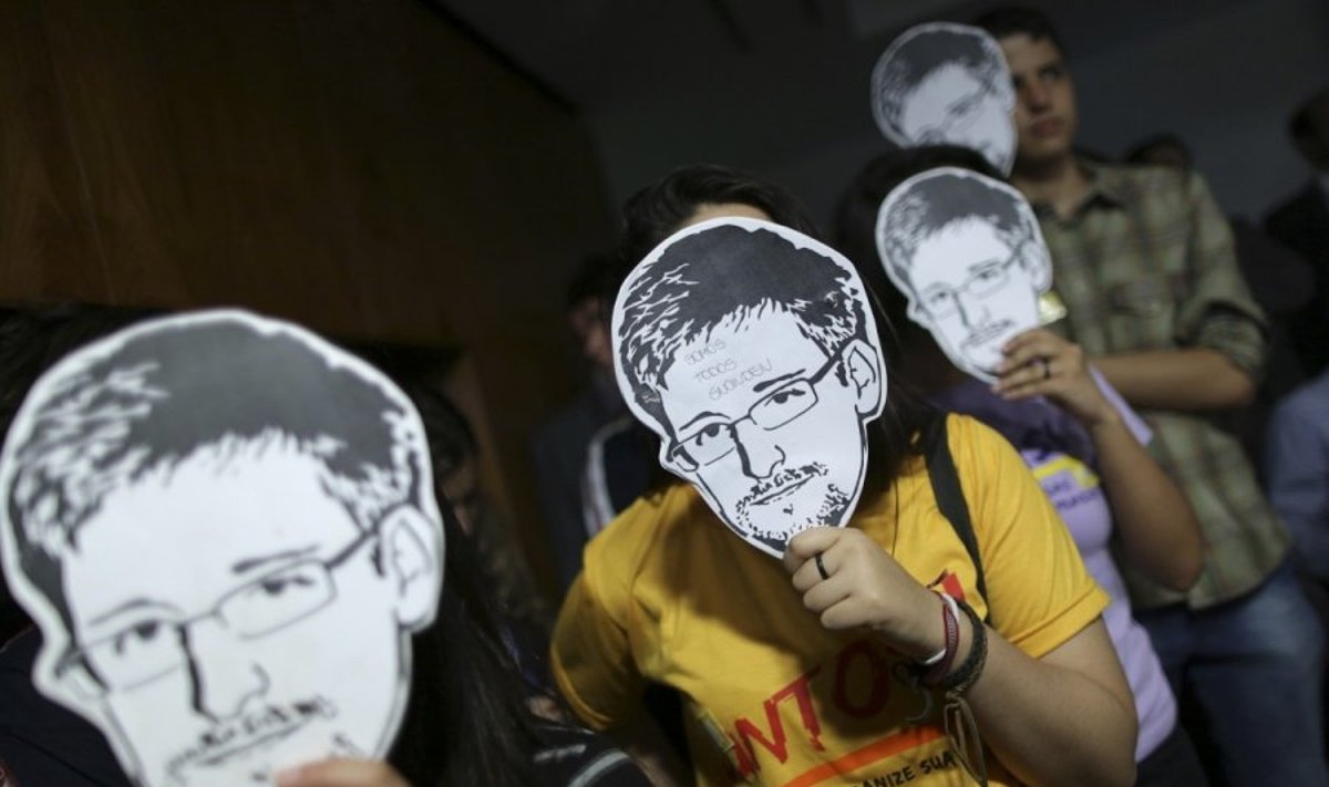 Žmonės su Edwardo Snowdeno kaukėmis