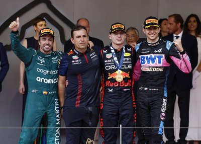 Max Verstappen (viduryje), Fernando Alonso (kairėje), Estebanas Oconas (dešinėje)
