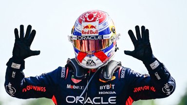 10-a paeiliui: Verstappenas Italijoje pasiekė istorinę pergalę, vietos sirgalius pradžiugino „Ferrari“