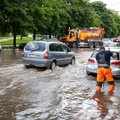 Dėl smarkios liūties Vilniuje vietomis užtvindytos kai kurios gatvės, skęsta kiemai