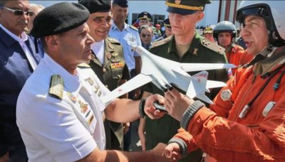 Rusų pilotas dovanoja Tu-160 Venesuelos karininkui