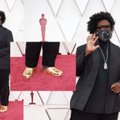 Ne tik į daržą ar po namus: atlikėjas Questlove „Oskarų“ raudonąjį kilimą mynė apsiavęs „kroksais“