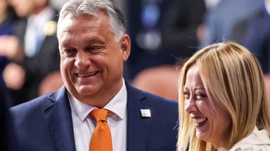Orbanui – viliojantis Meloni ir Morawieckio pasiūlymas