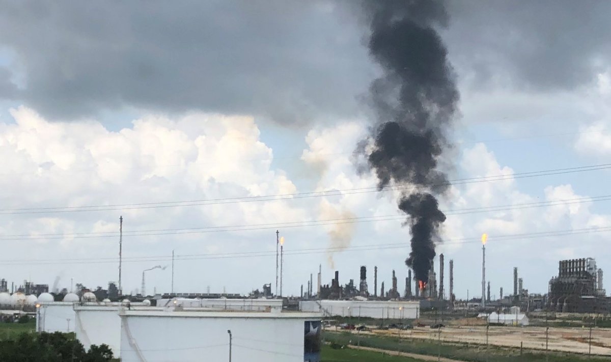 Netoli Hjustono esančioje „Exxon Mobil“ gamykloje per gaisrą sužeisti 37 žmonės