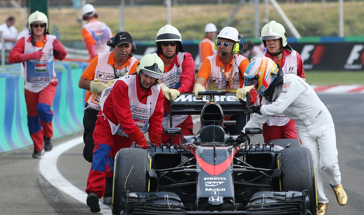 Fernando Alonso su sugedusiu bolidu