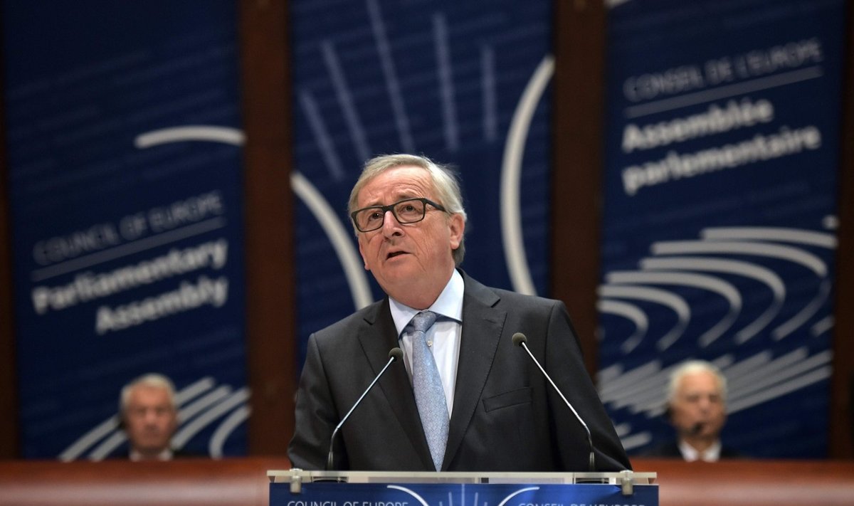 Jeanas Claude'as Junckeris kreipiasi į Parlamentinę Asamblėją