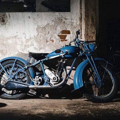Lietuvis dvaro kluone sukaupė unikalią senovinių motociklų kolekciją