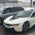 В Вильнюсе спортивный BMW застрял между двумя другими автомобилями