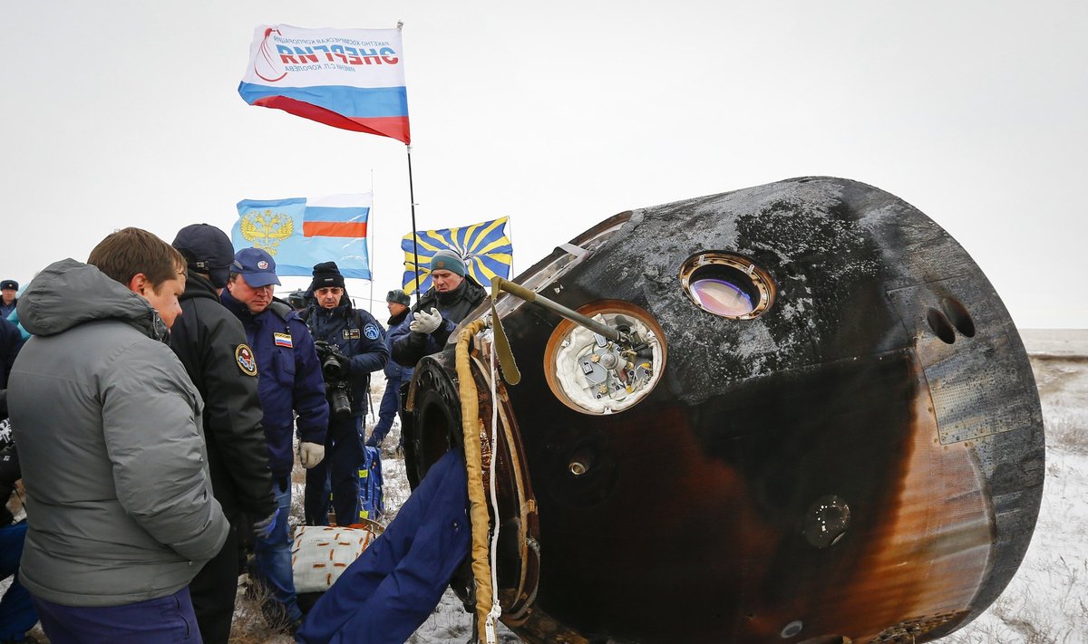 Iš sėkmingai nusileidusios kapsulės "Sojuz" krapštomi TKS įgulos nariai
