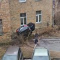 В Вильнюсе автомобиль повис на бетонном ограждении