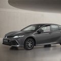 „Toyota Camry“ hibridas – su naujomis saugumo ir jungiamumo technologijomis