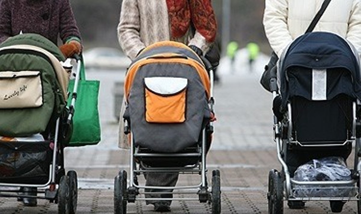 Moterys su vaiko vežimėliais