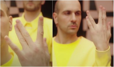 The Roop pirštuose užkoduotos raidės E ir V?
