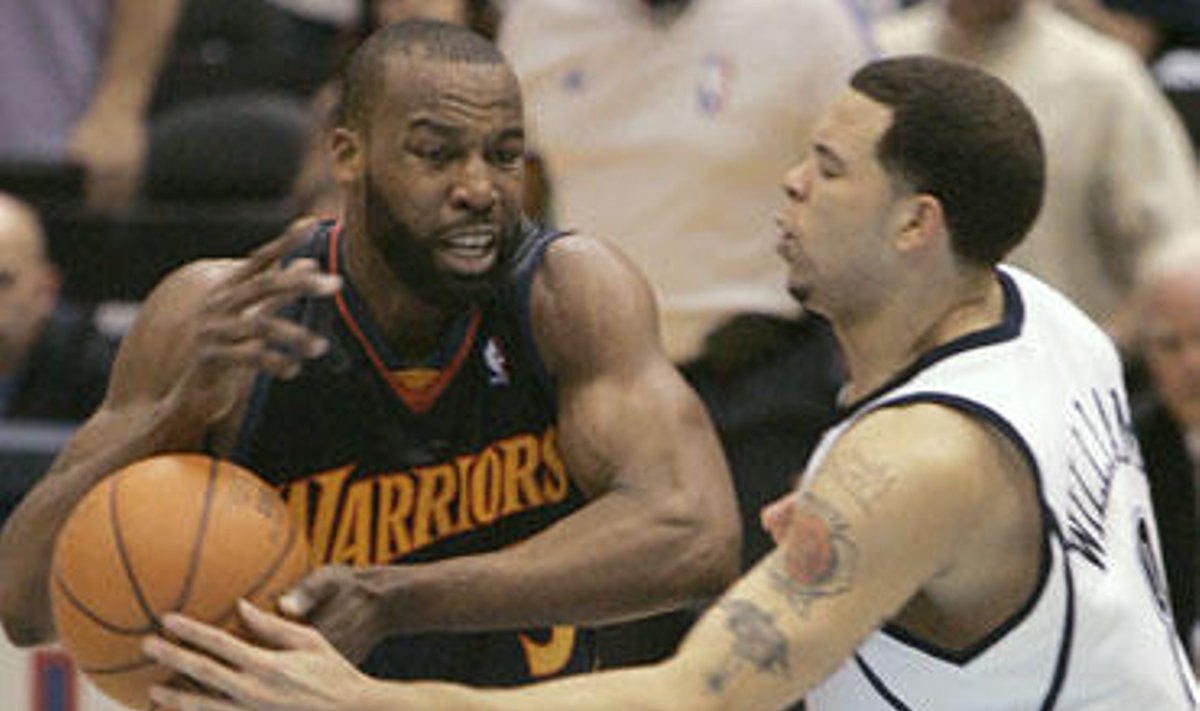 Deronas Williamsas ("Jazz") stabdo Baroną Davisą ("Golden State Warriors")
