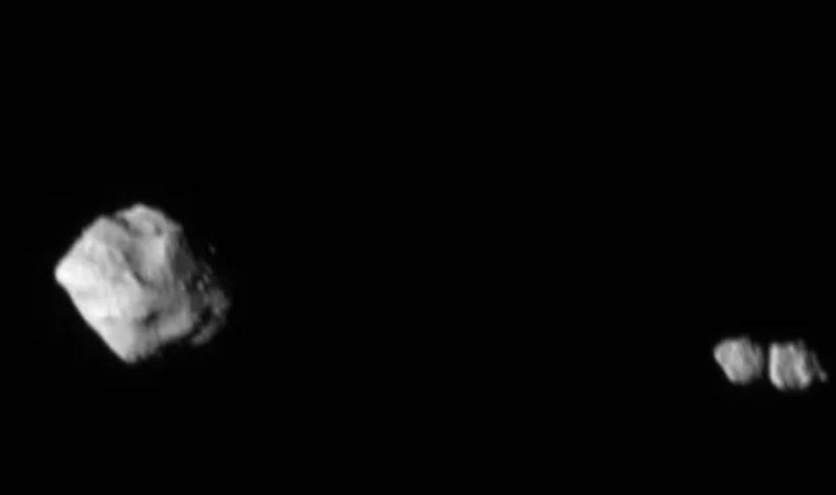 NASA zondas Lucy, jau dvejus metus skriejantis Jupiterio orbitos link, praeitą savaitę praskrido pro asteroidą Dinkinešę. NASA archyvo nuotr.