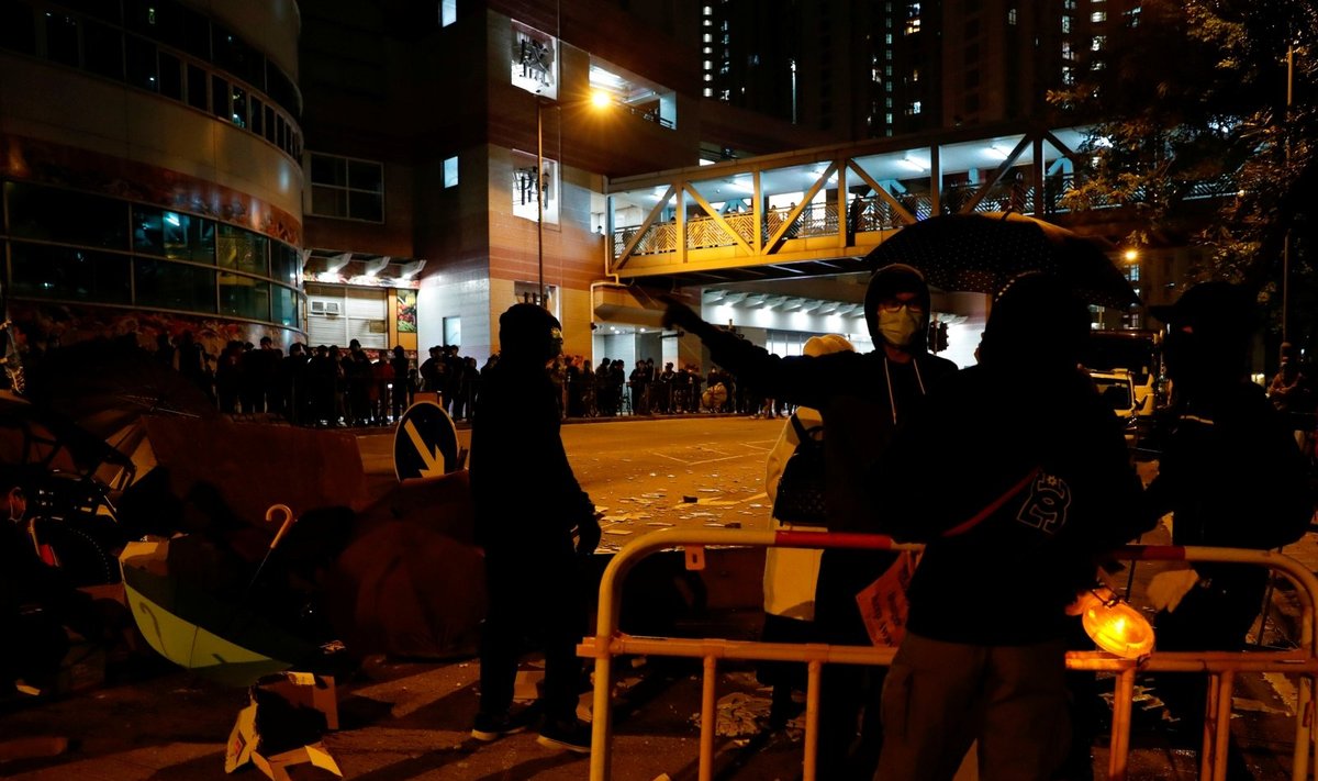 Siūlomas Honkongo karantino kompleksas per protestą apmėtytas padegamosiomis bombomis