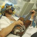 Tiesiogiai iš operacinės: smegenų operacijos metu pacientas grojo gitara