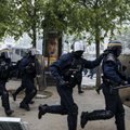 Prancūzija vėl mobilizuoja 45 000 policininkų kovai su riaušininkais