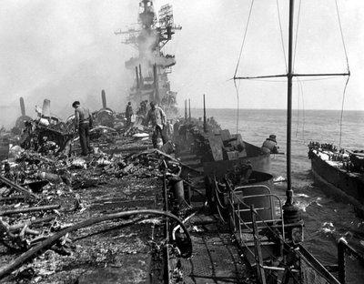 Jungtinių Valstijų karo laivo denis po to, kai į jį rėžėsi japonų pilotas-mirtininkas