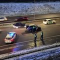 Vilniuje, aplinkkelyje, automobilis nubloškė ratą keitusį vyrą