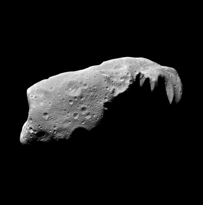 Ida yra maždaug 60 kilometrų ilgio asteroidas. 1993 metais pro jį praskrido NASA zondas Galileo ir padarė šią nuotrauką (tiksliau sakant, čia yra penkių nuotraukų montažas). NASA/ESO nuotr.